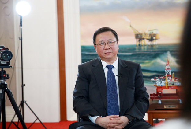 堅(jiān)持黨的領(lǐng)導(dǎo)、加強(qiáng)黨的建設(shè)，是國有企業(yè)的光榮傳統(tǒng)。