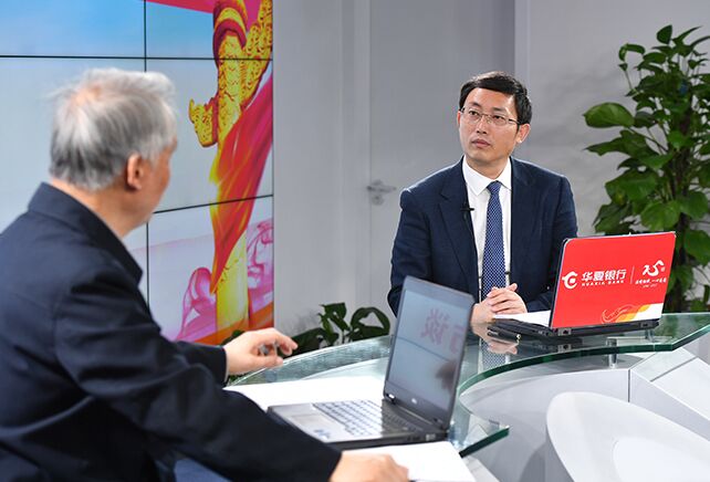 您再給我們梳理一下，黨章中有關(guān)&ldquo;基本路線&rdquo;的修改情況。