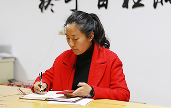 回鄉(xiāng)，立志改變家鄉(xiāng)落后面貌