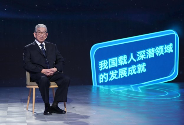 抱著要建造先進的海軍裝備保家衛(wèi)國的心愿，考入了交通大學(xué)造船系