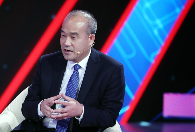 年輕人要有遠(yuǎn)大理想，要了解到科技的核心要素所在，專心，靜下心來(lái)打好基礎(chǔ)。