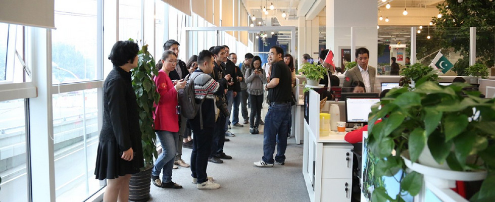 主流媒體法人微博采訪團走進(jìn)小米科技