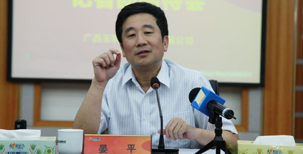 玉柴集團公司董事局主席晏平&mdash;&mdash;大家可能不一定認(rèn)識我，但是大家一定坐過裝配玉柴發(fā)動機的客車、公交車，因為玉柴發(fā)動機裝配在全國超過60%的客車、公交車上。玉柴發(fā)動機能夠陪伴大家上班、回家、逛街，我很自豪。我們將繼續(xù)制造更多更好的綠色產(chǎn)品，造福社會和百姓。