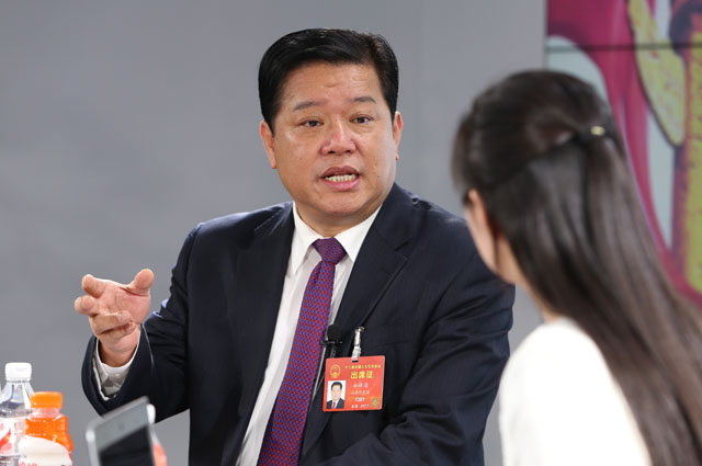 一絲不茍摘窮帽，全力以赴拔窮根