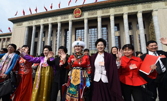 閉幕會后，代表走出人民大會堂