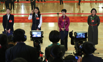 吳敏霞、杜玉濤、蒙曼、盧麗安代表接受采訪