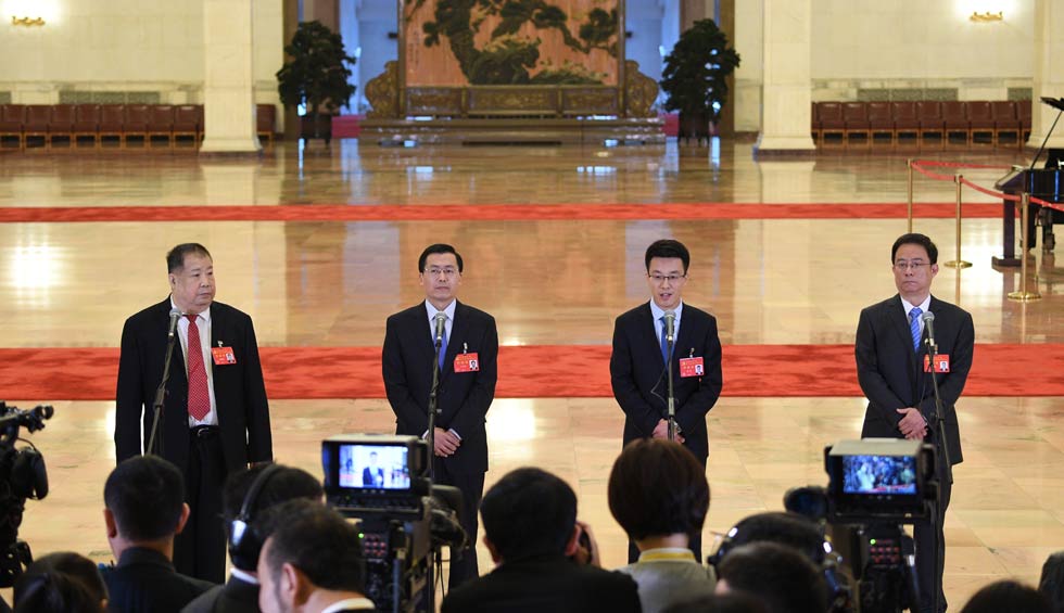 凌解放、王立平、徐川、黃一兵接受采訪