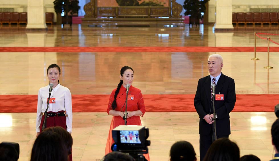 肖笑波、侯艷、徐俊接受采訪