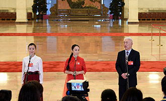 肖笑波、侯艷、徐俊代表接受采訪