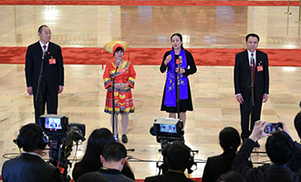 蔡松濤、杜麗群、楊小玲、賈立群代表接受采訪