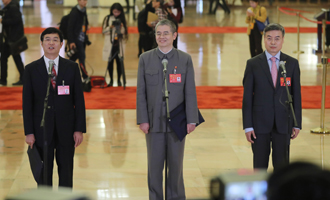 吳曉光、胡偉武、金東寒代表接受采訪