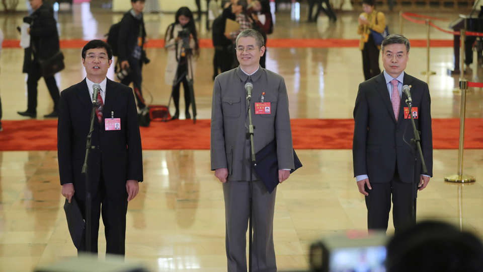 吳曉光、胡偉武、金東寒代表接受采訪