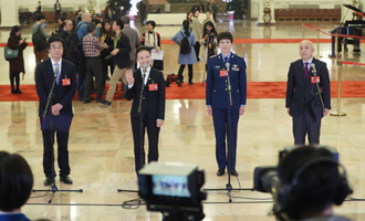 王辰、楊潔、劉文力、王旭東代表接受采訪