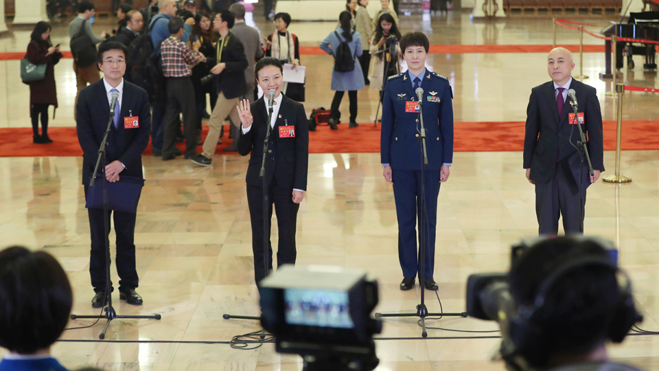 王辰、楊潔、劉文力、王旭東代表接受采訪