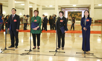 蔣成華、邵蕓、甘露、周宇代表接受采訪