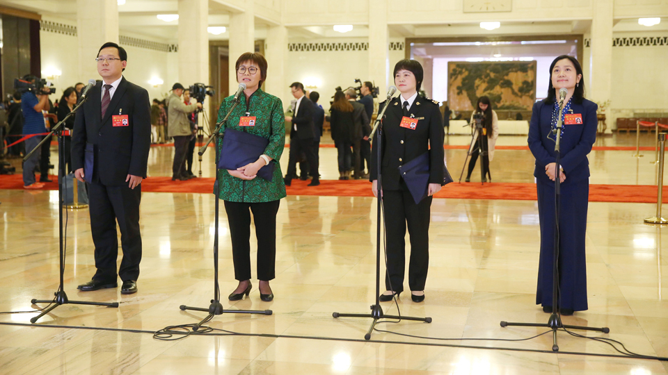 蔣成華、邵蕓、甘露、周宇代表接受采訪