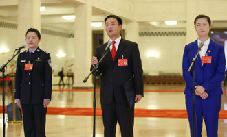 李貝、裴春亮、丁寧代表接受采訪