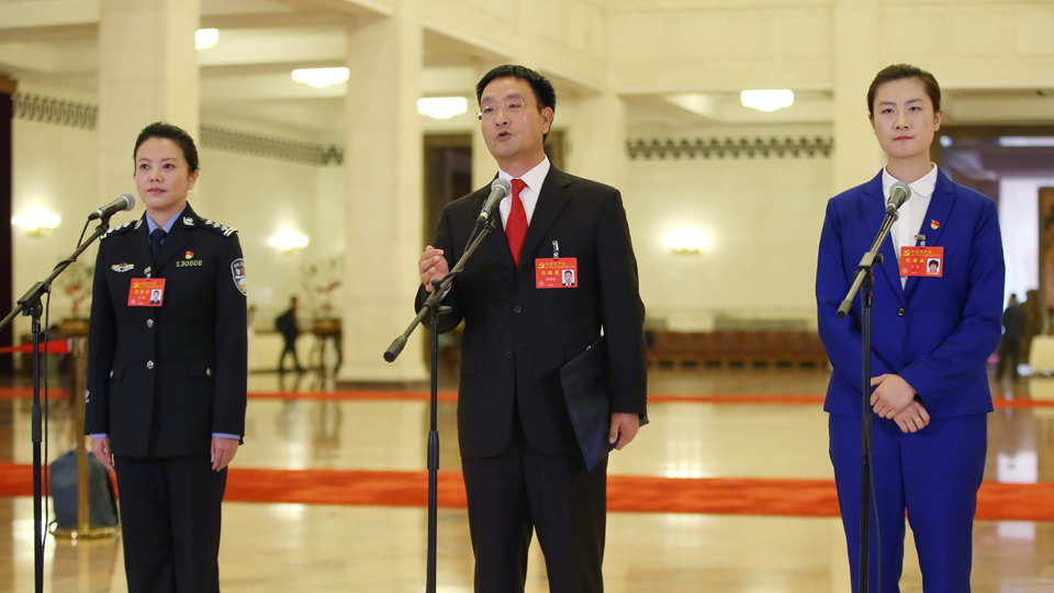 李貝、裴春亮、丁寧代表接受采訪