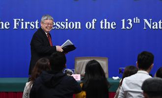 記者會(huì)后，劉永富準(zhǔn)備離開(kāi)