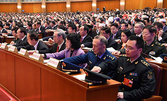 與會代表在表決總監(jiān)票人、監(jiān)票人名單草案