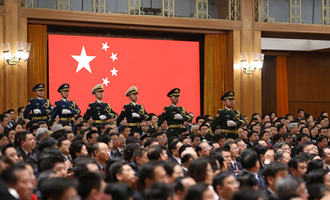 陸?？杖妰x仗兵正步行進