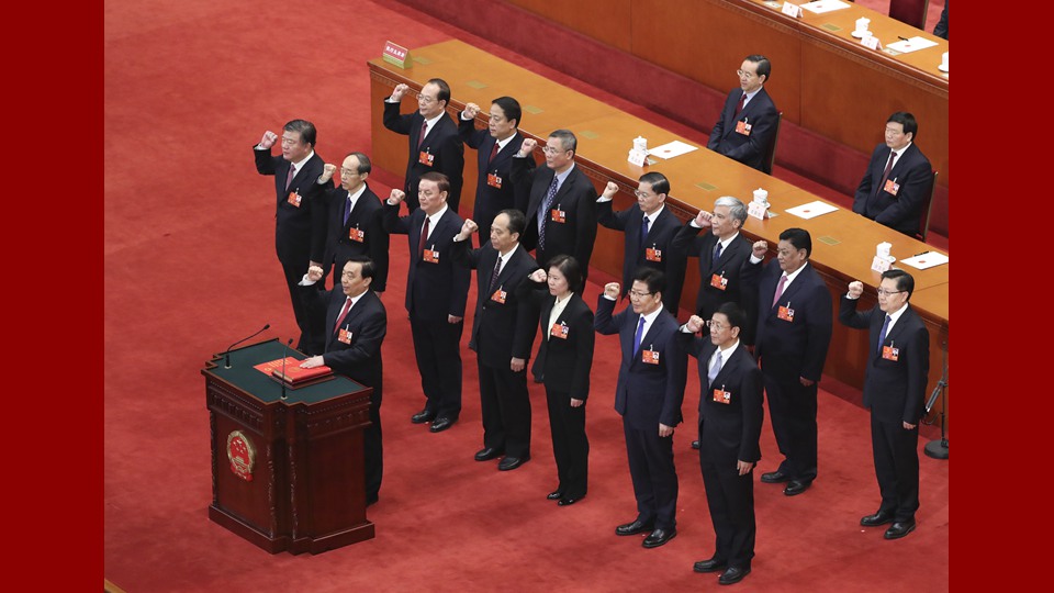 新當(dāng)選的全國人大常委會副委員長、秘書長進行憲法宣誓