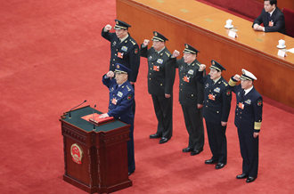 中央軍委副主席、委員進(jìn)行憲法宣誓