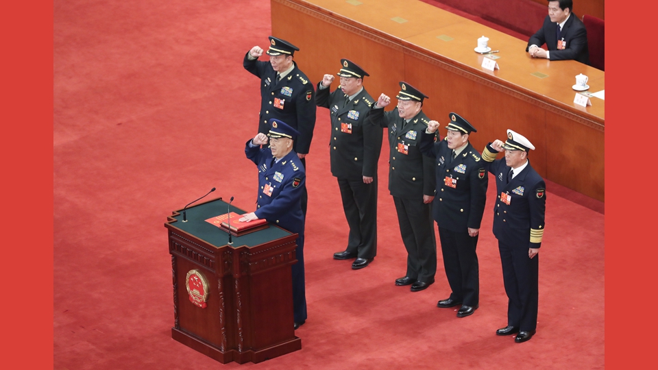 中央軍委副主席、委員進(jìn)行憲法宣誓