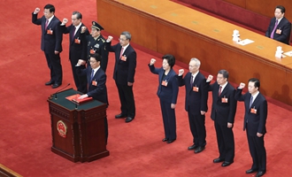 國務(wù)院副總理、國務(wù)委員、秘書長進(jìn)行憲法宣誓