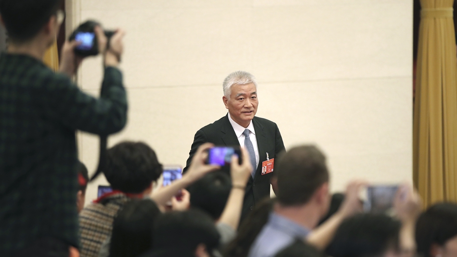 王志剛步入&ldquo;部長通道&rdquo;，準備接受采訪