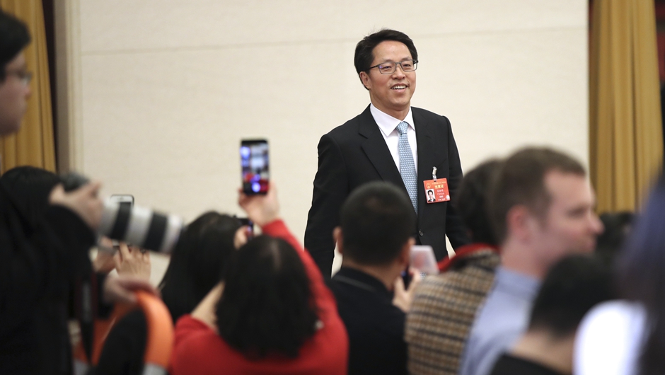 張曉明步入&ldquo;部長通道&rdquo;，準備接受采訪