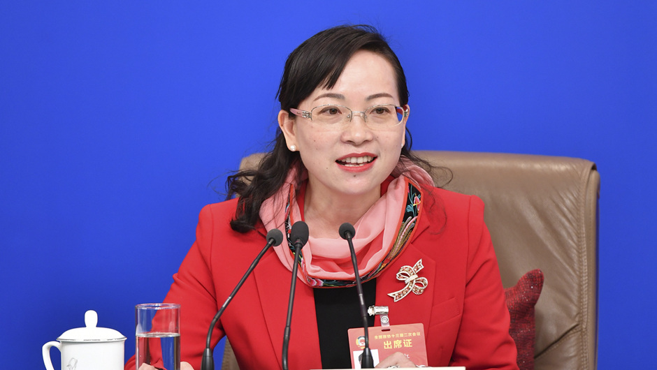 全國政協(xié)委員、湖南省湘西土家族苗族自治州政協(xié)副主席 石紅