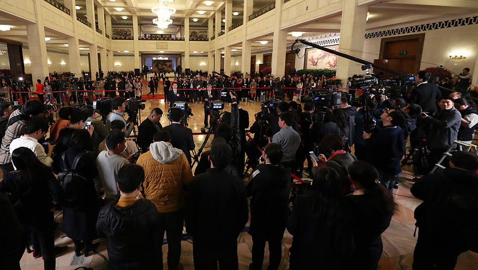 全國(guó)政協(xié)委員在&ldquo;委員通道&rdquo;接受采訪(fǎng)