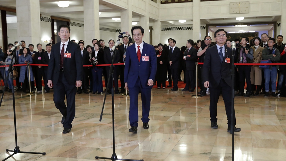 全國(guó)政協(xié)委員在&ldquo;委員通道&rdquo;接受采訪(fǎng)