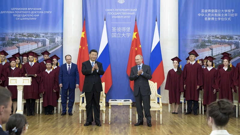 習(xí)近平出席接受圣彼得堡國(guó)立大學(xué)名譽(yù)博士學(xué)位儀式