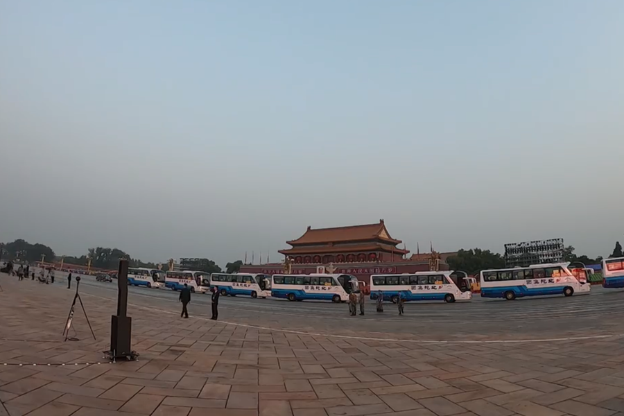 10月1日清晨的天安門城樓和長安街，燈火通明，正在準(zhǔn)備慶祝大會(huì)的工作人員雖然緊張忙碌，但仍顯得井然有序