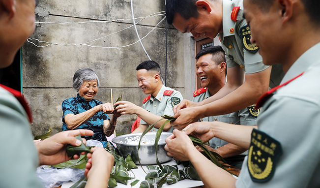 端午節(jié)，家里來了親人子弟兵