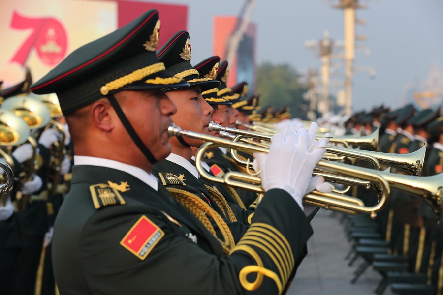 解放軍聯(lián)合軍樂團(tuán)在廣場就位后進(jìn)行準(zhǔn)備工作和試奏。據(jù)了解，解放軍聯(lián)合軍樂團(tuán)此次演奏是從開國大典至今歷次閱兵以來演奏曲目最多的一次，不少曲目是為此次閱兵量身打造的全新作品，此次也是歷次女演奏員最多的一次。