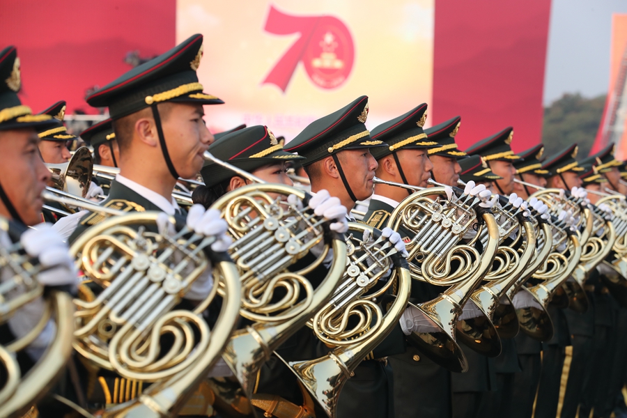 解放軍聯(lián)合軍樂團(tuán)在廣場就位后進(jìn)行準(zhǔn)備工作和試奏。據(jù)了解，解放軍聯(lián)合軍樂團(tuán)此次演奏是從開國大典至今歷次閱兵以來演奏曲目最多的一次，不少曲目是為此次閱兵量身打造的全新作品，此次也是歷次女演奏員最多的一次。