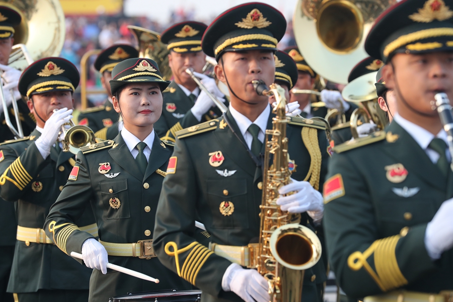 解放軍聯(lián)合軍樂團(tuán)在廣場就位后進(jìn)行準(zhǔn)備工作和試奏。據(jù)了解，解放軍聯(lián)合軍樂團(tuán)此次演奏是從開國大典至今歷次閱兵以來演奏曲目最多的一次，不少曲目是為此次閱兵量身打造的全新作品，此次也是歷次女演奏員最多的一次。