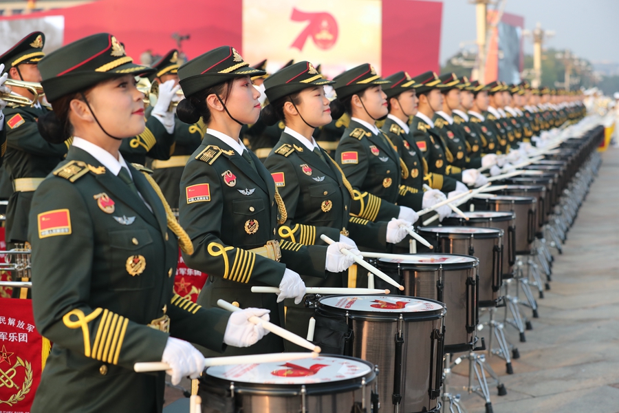 解放軍聯(lián)合軍樂團(tuán)在廣場就位后進(jìn)行準(zhǔn)備工作和試奏。據(jù)了解，解放軍聯(lián)合軍樂團(tuán)此次演奏是從開國大典至今歷次閱兵以來演奏曲目最多的一次，不少曲目是為此次閱兵量身打造的全新作品，此次也是歷次女演奏員最多的一次。