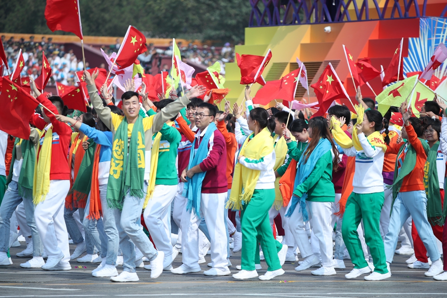 群眾大游行，歡樂的海洋！