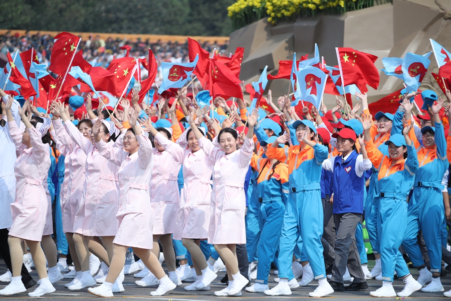 群眾大游行，歡樂的海洋！