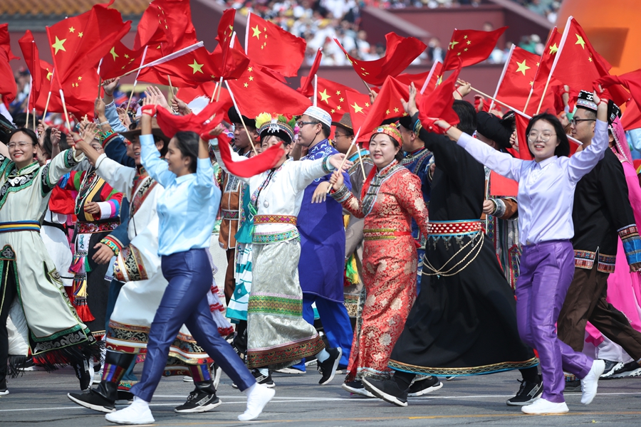 群眾大游行，歡樂的海洋！