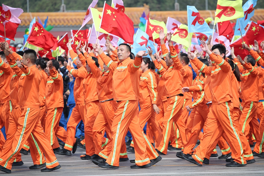 群眾大游行，歡樂的海洋！