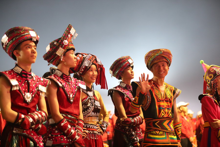 好兒好女好家園，齊心奔小康，共圓中國夢(mèng)