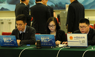 新華網(wǎng)、中國政府網(wǎng)記者在做直播準備