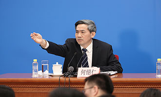 記者會(huì)主持人何紹仁