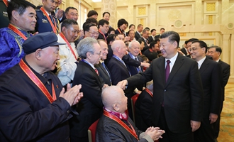 慶祝大會結束后，習近平等會見受表彰人員及親屬代表