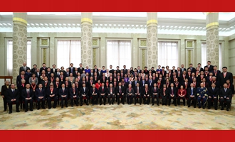 慶祝大會結束后，習近平等同受表彰人員及親屬代表合影留念